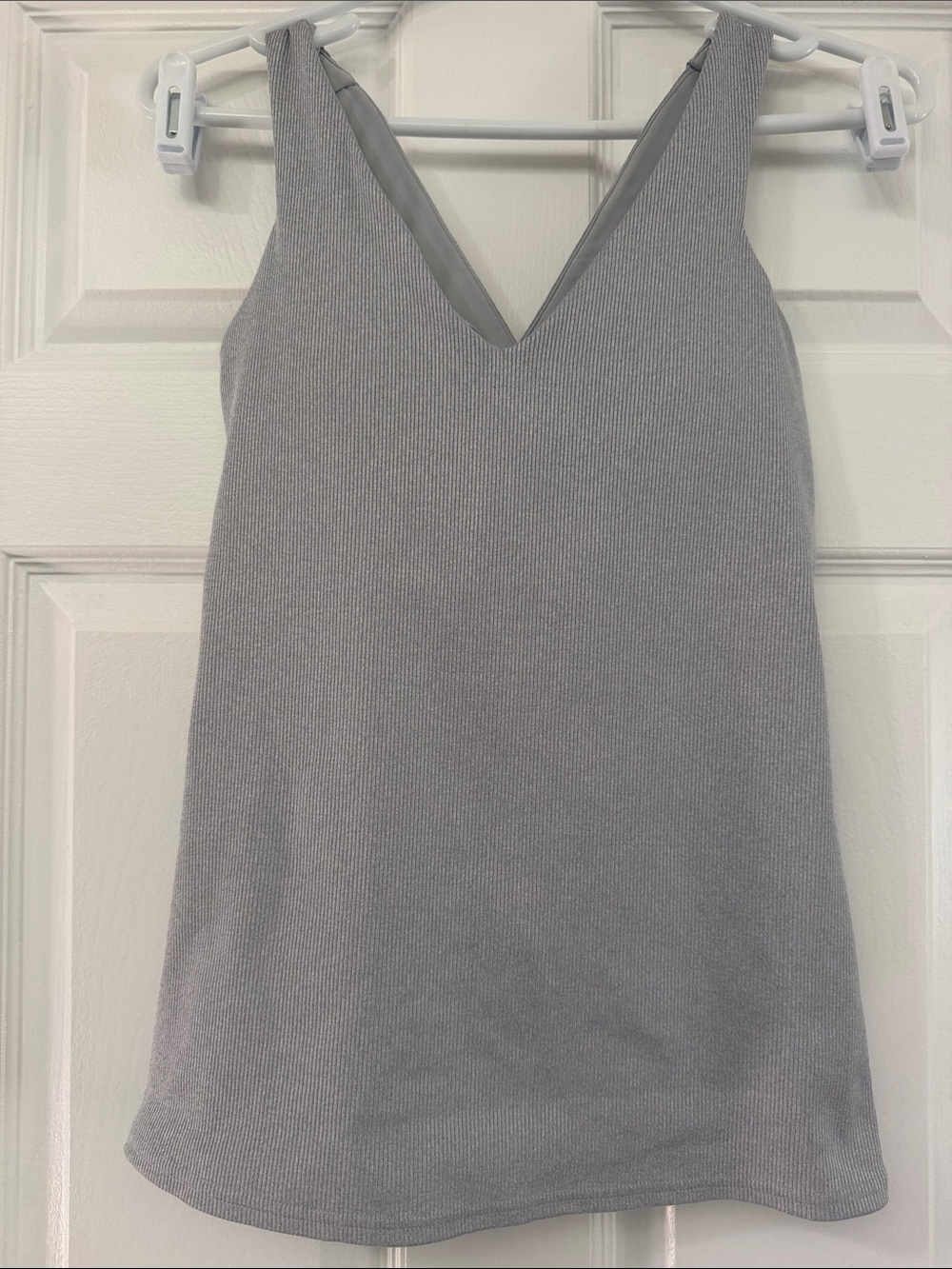 ALO Women's size Large V-Neck Ribbed Tank Top - Gray full support cross back